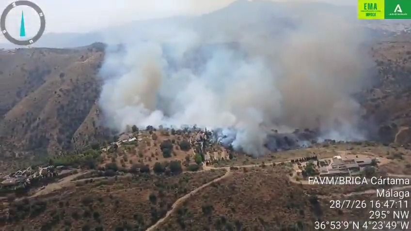 Helicópteros, aviones y 40 bomberos del Infoca para frenar un incendio forestal declarado en Casabermeja