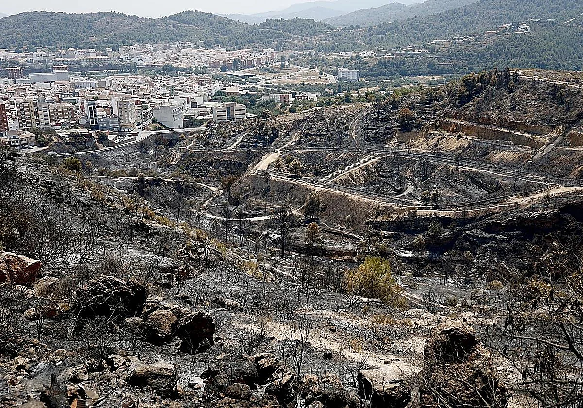 El fuego de la Vall d'Uixó sigue sin control tras asolar 10.000 hectáreas