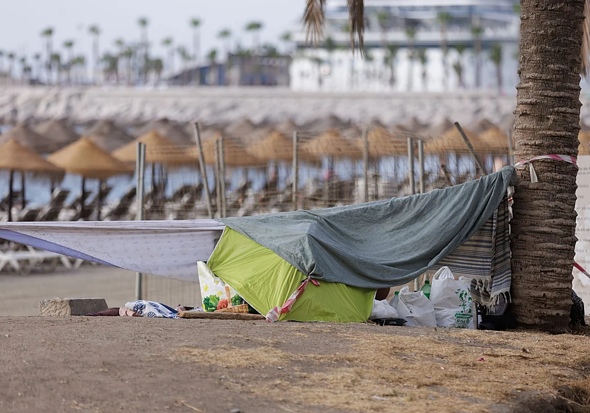 La acampada ilegal en la playa de La Malagueta se cronifica ante la indignación de los vecinos