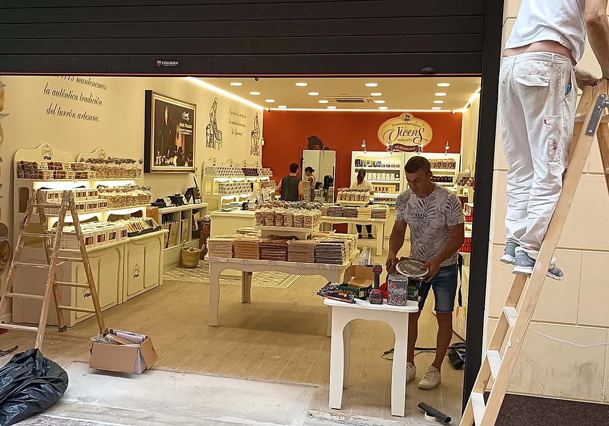 Una tienda de turrones sustituye a Juguetes Carrión en la calle Nueva