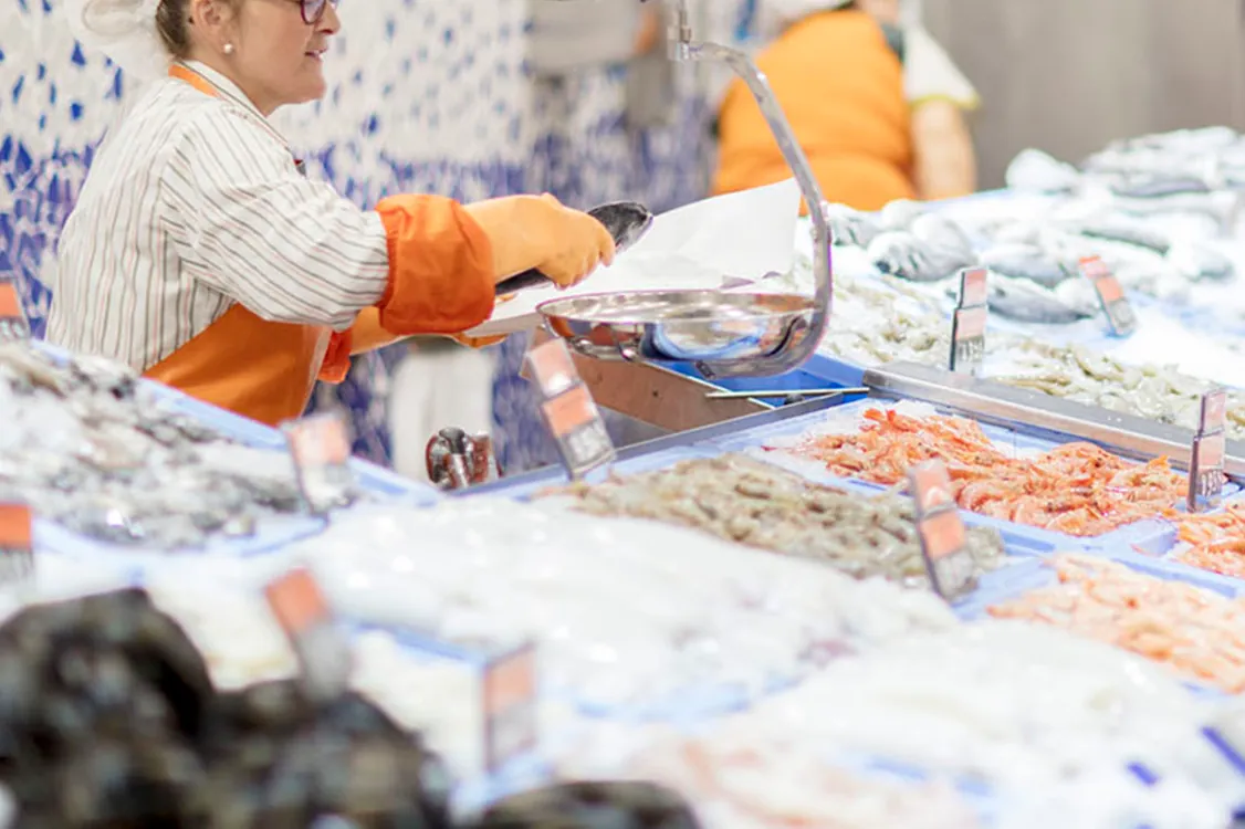 El bandejero come terreno al mostrador de pescado