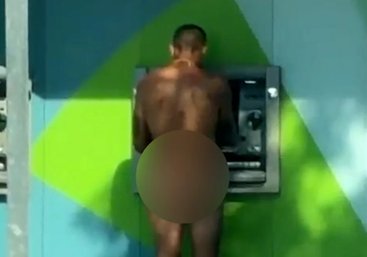 El vídeo viral del hombre desnudo en el cajero de Carranque inunda Whatsapp
