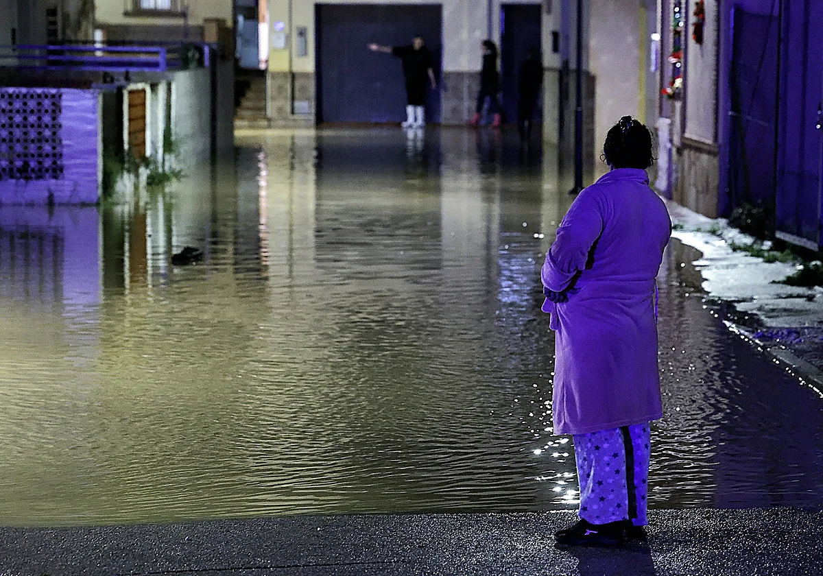 Nueva noche en vela en Cártama pendiente de la crecida del río Guadalhorce