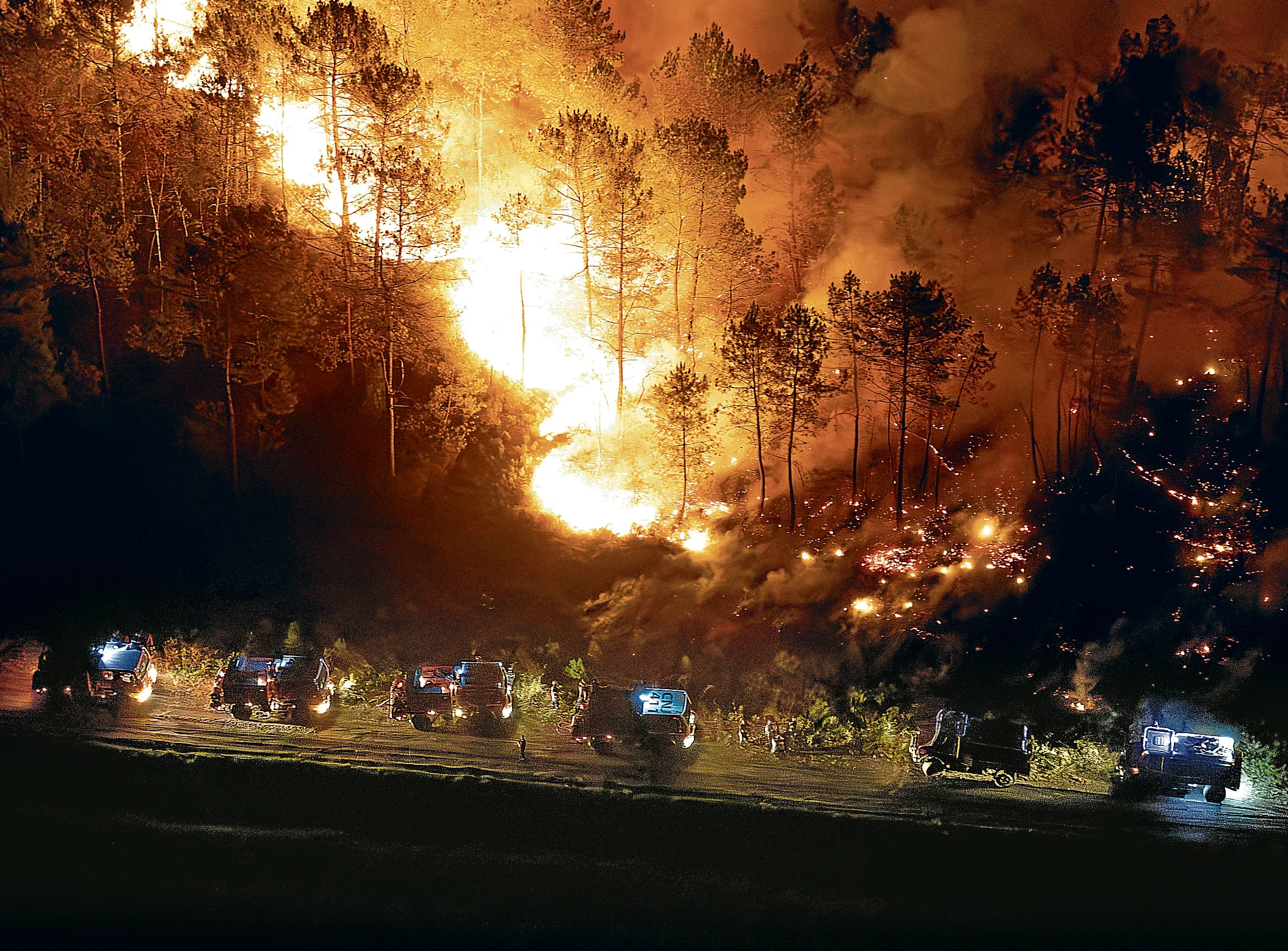 Una calcinada Gironda lucha contra las altas temperaturas para evitar que degenere el megaincendio