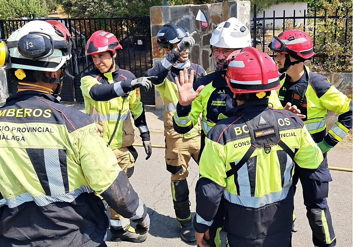 Los bomberos de Málaga en Ávila: «Lo que queremos es irnos a Zamora a seguir ayudando»