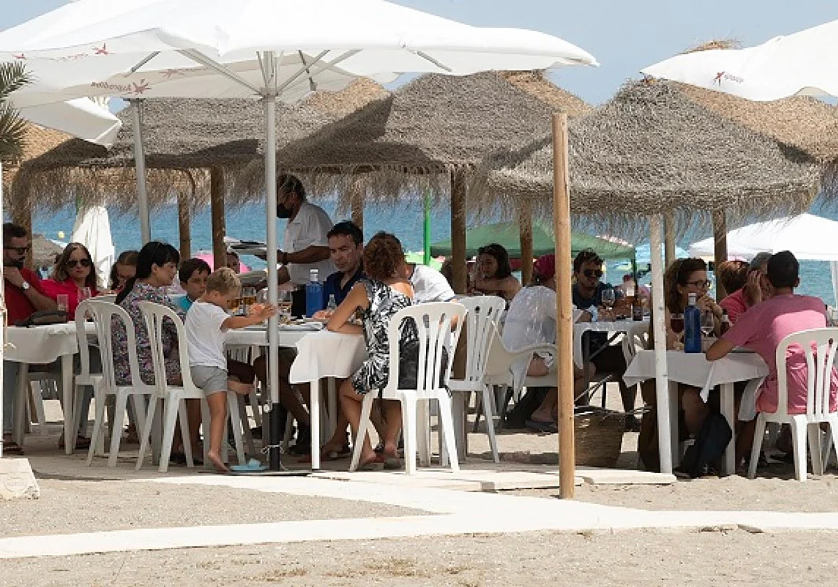 Los chiringuitos llegan al pleno de Málaga: «Crean riqueza y muchos puestos de trabajo»