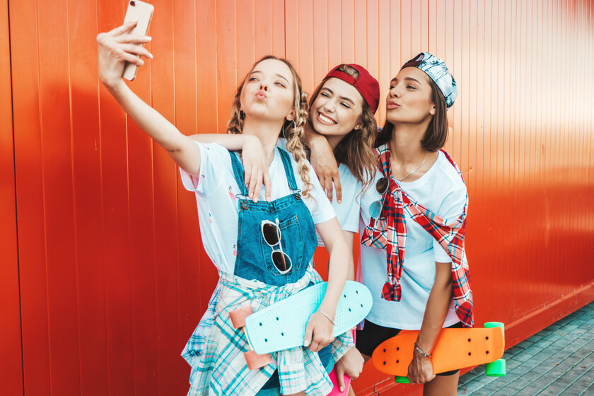 Tus hijos adolescentes no quieren pasar las vacaciones contigo. Y la ciencia dice que hay que dejarles (con matices)