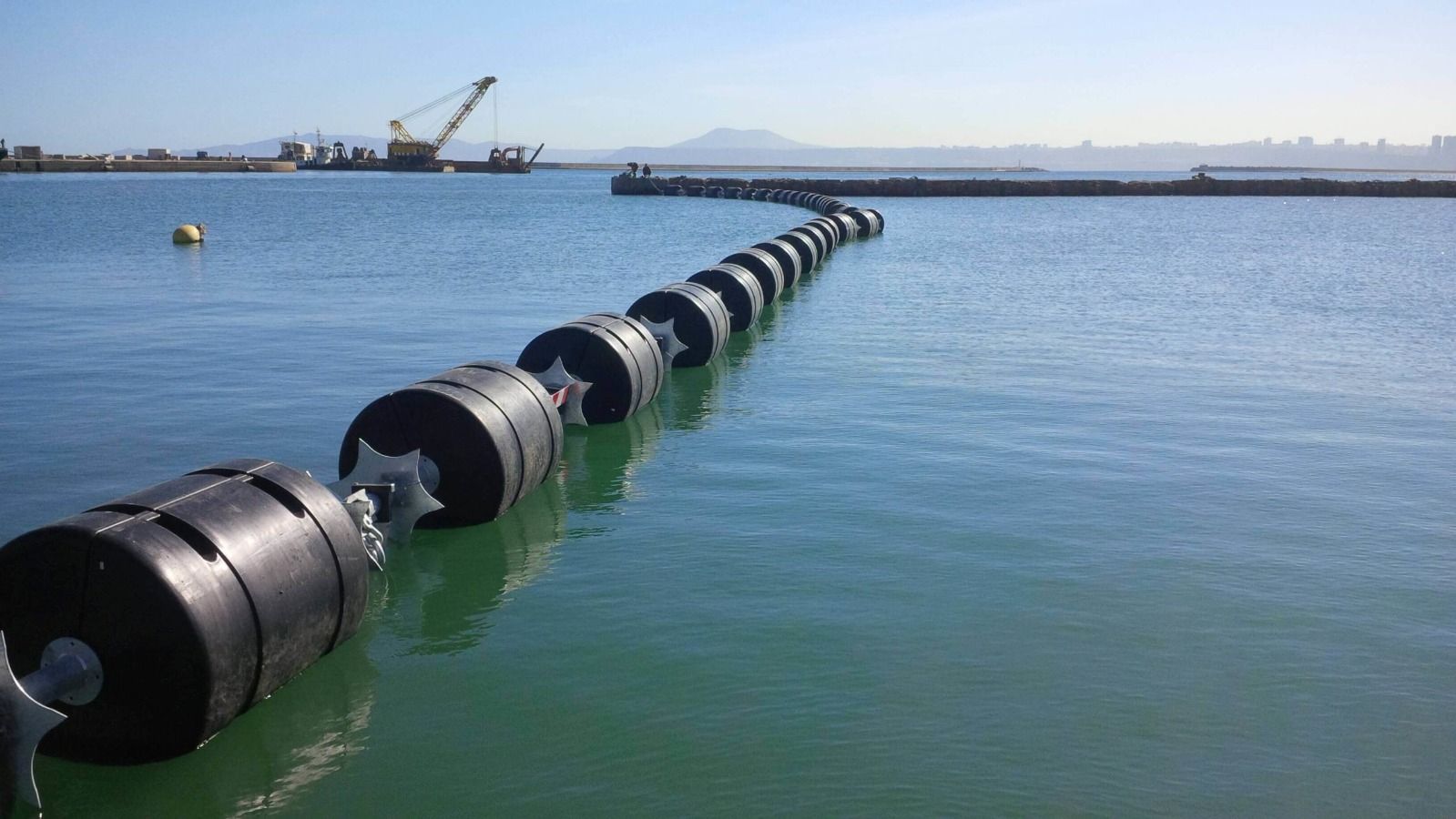 La Armada se prepara para desplegar una barrera de boyas en Ceuta tras el anuncio de Sánchez