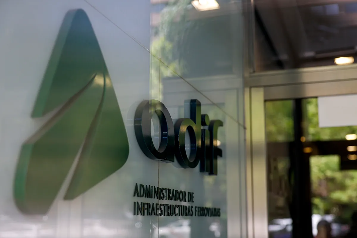 La CNMC da tres meses a Adif para liberar vías en terminales de mercancías