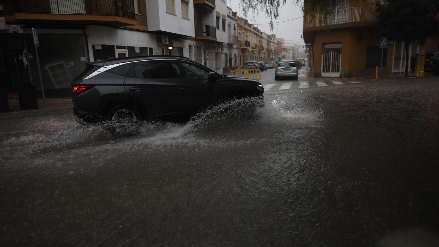 Aemet eleva a rojo el aviso por lluvias en el litoral de Valencia y la Generalitat emite un Es_Alert