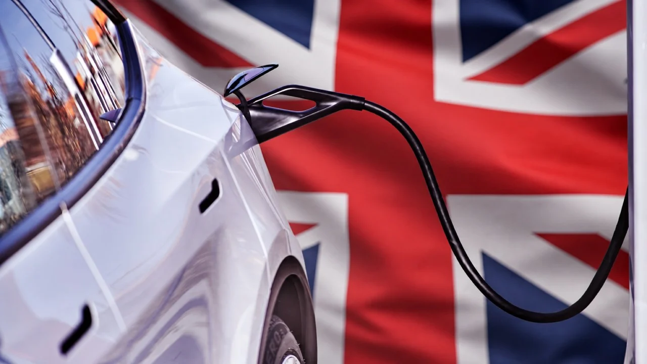 La fecha que parecía intocable se mueve: Reino Unido abre la puerta a cambiar su plan para los coches eléctricos