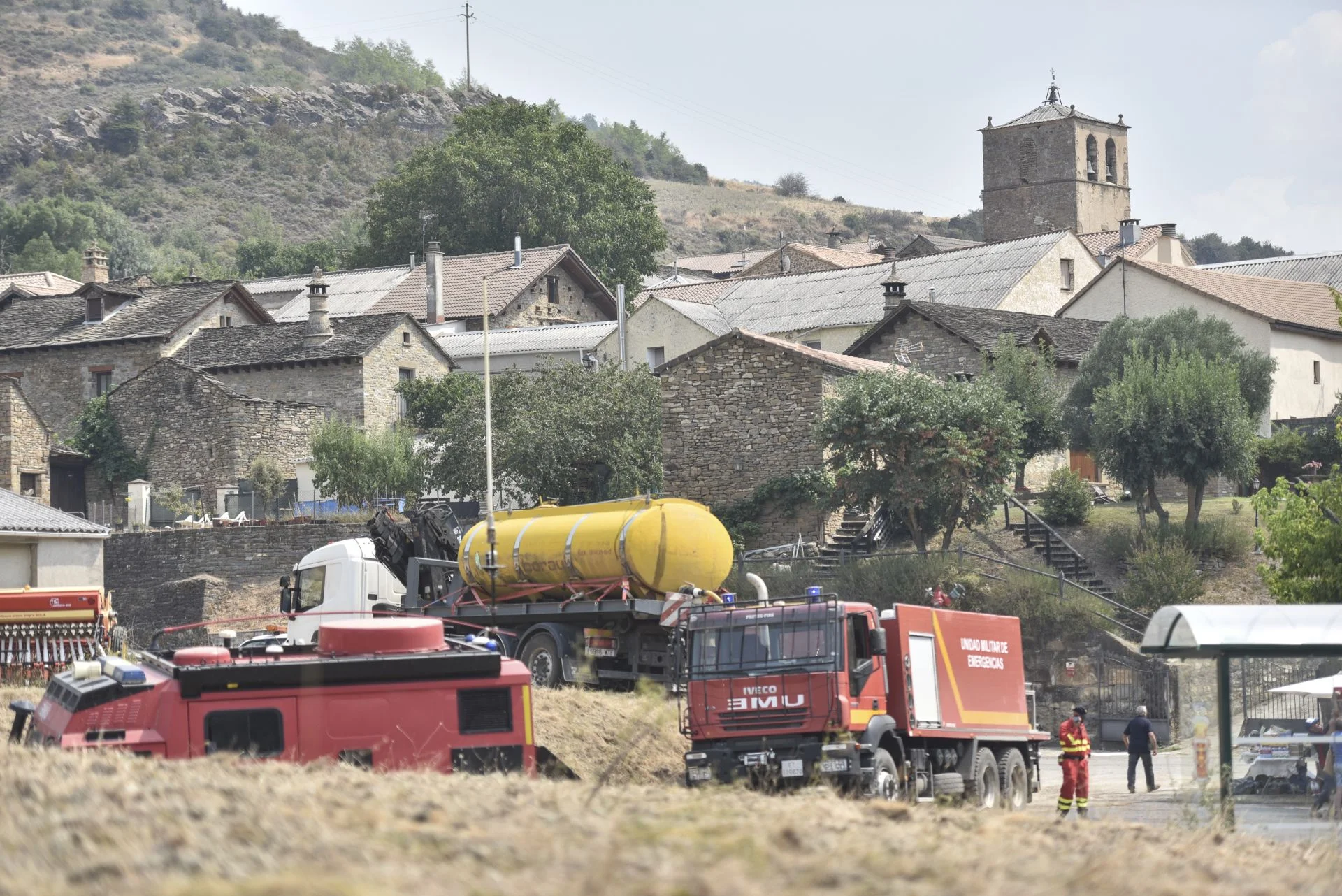 La lluvia permite avanzar en la lucha contra el incendio de Huesca antes de otra subida de las temperaturas