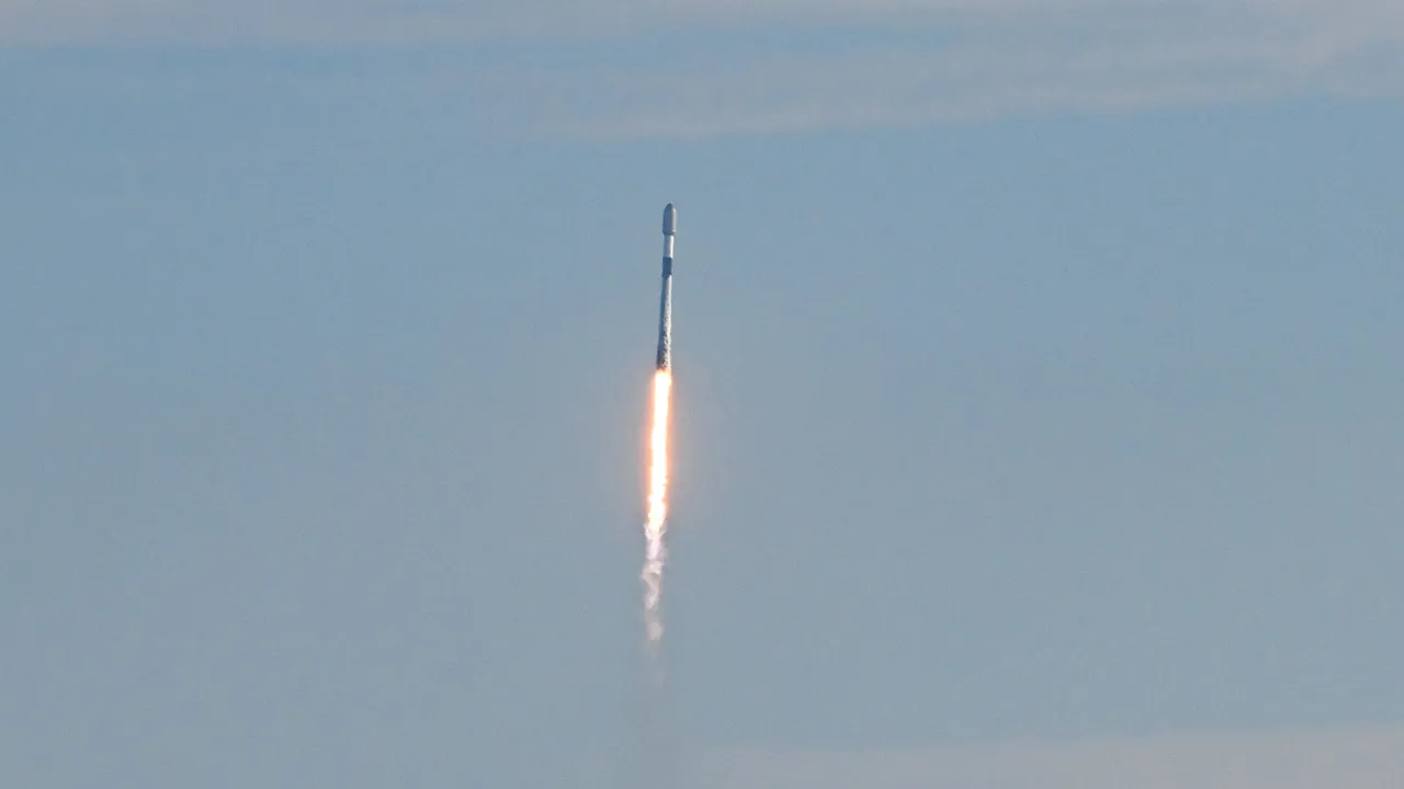 SpaceX rompe un nuevo récord: lanza dos cohetes Falcon 9 con solo 38 minutos de diferencia