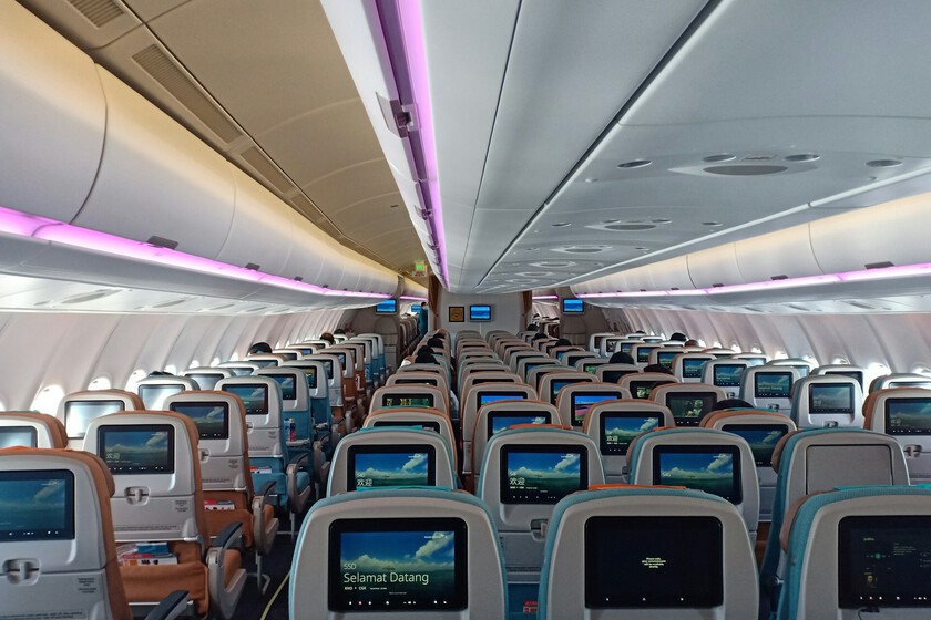 Los triángulos sobre la ventanilla del avión no están de adorno: son una forma rápida de comprobar que el vuelo va bien