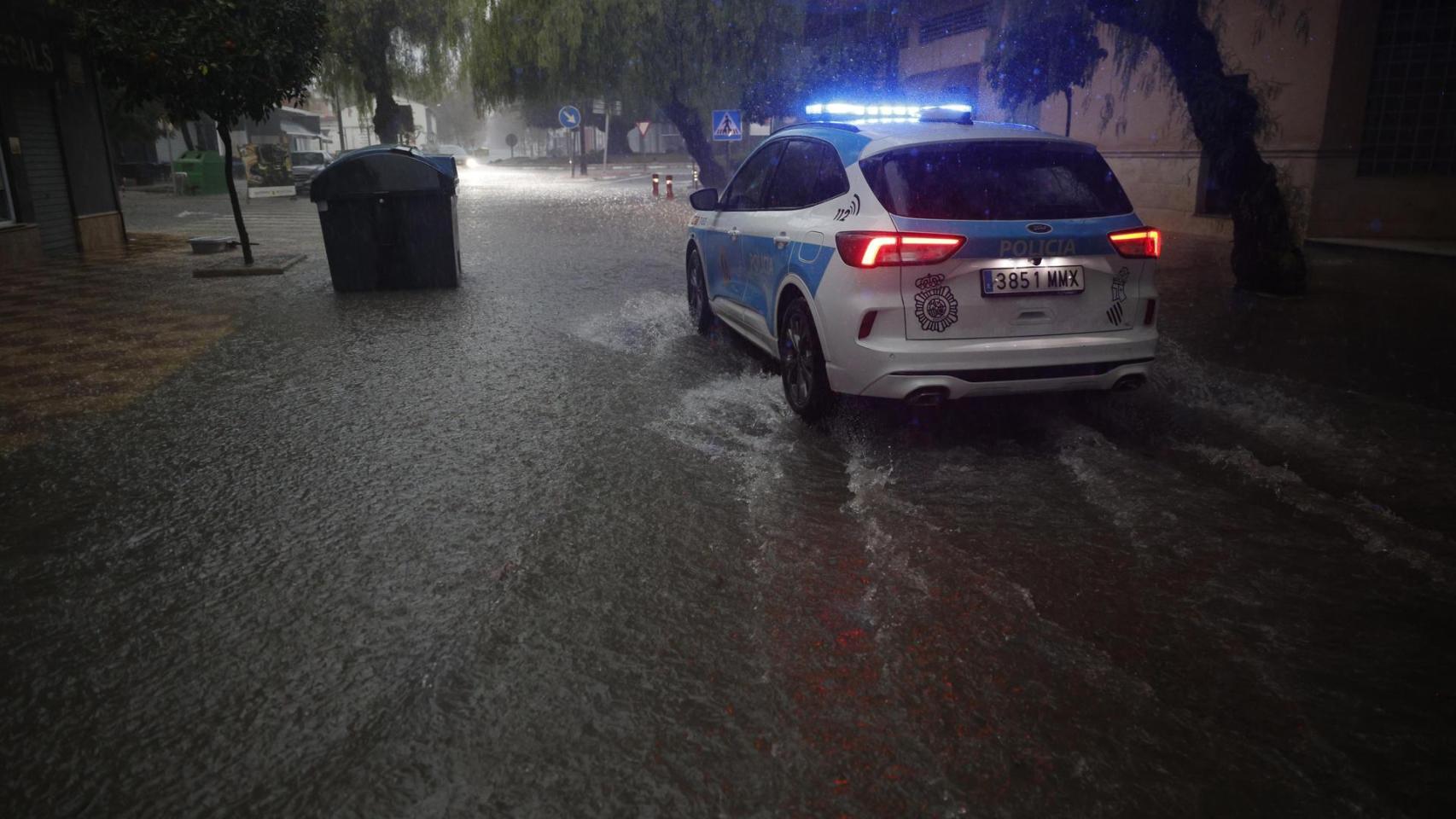 La Guardia Civil desaloja a 38 vecinos en La Pobla Llarga por riesgo de desbordamiento: más de 230 l/m2 en 12 horas