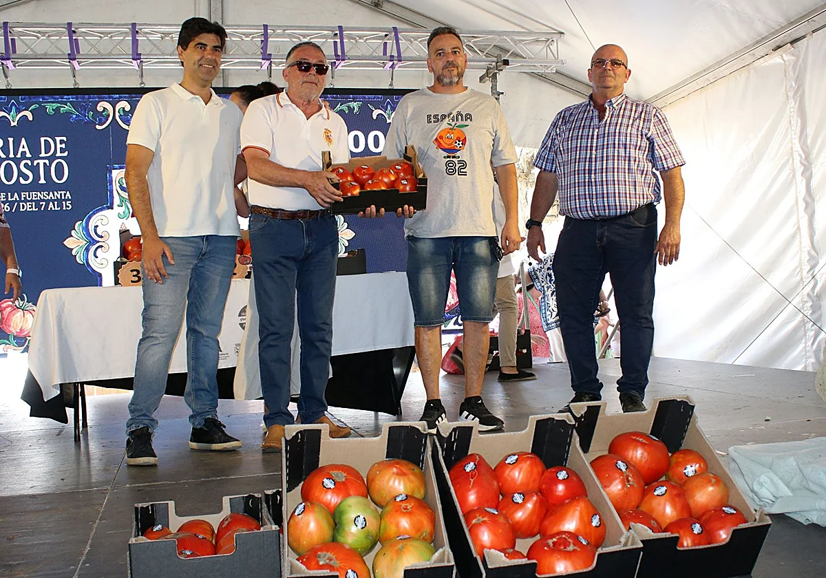 Unos 20.000 euros por una caja de tomates: el Huevo Toro bate su récord en Coín