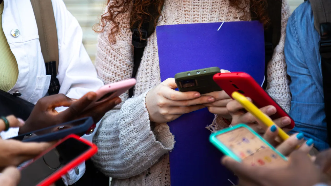 Estos son los estados de México que ya se adelantaron a Sheinbaum en la regulación de celulares en las escuelas