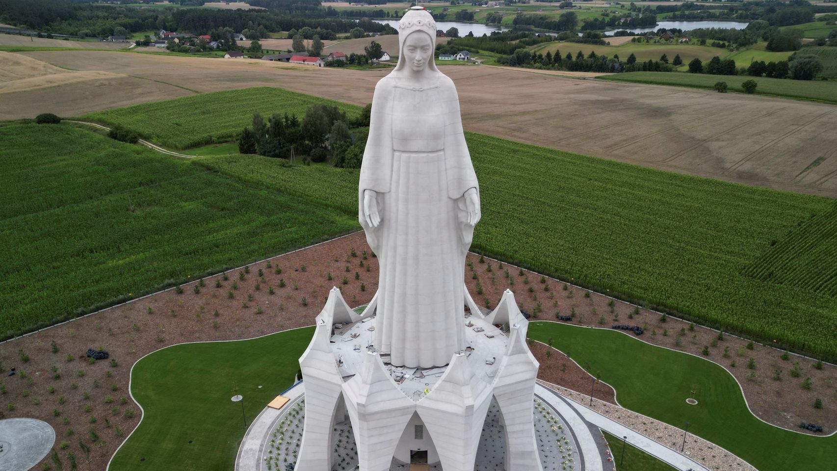 Inauguran la mayor estatua de la Virgen María de Europa en un pueblo polaco de 150 habitantes y con presencia de Lech Walesa