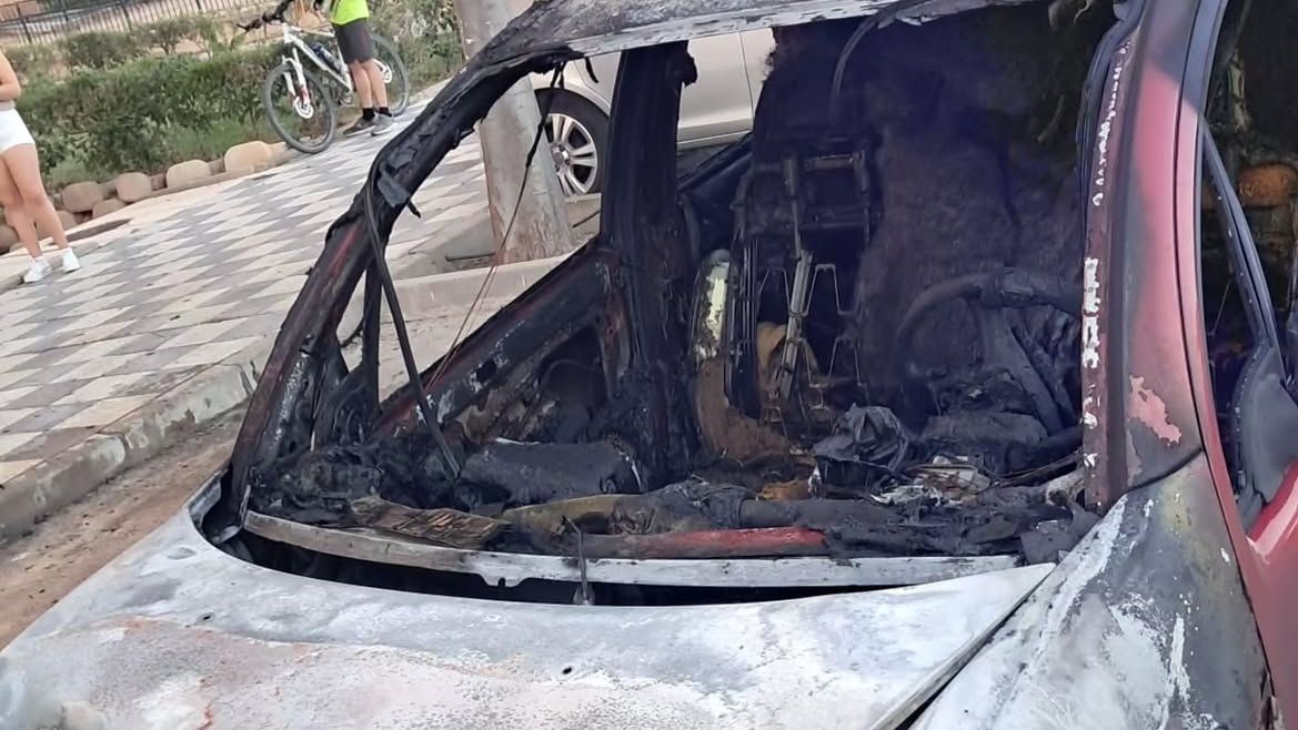 Las imágenes del virulento incendio de un turismo tras chocar contra una furgoneta en Cuenca capital