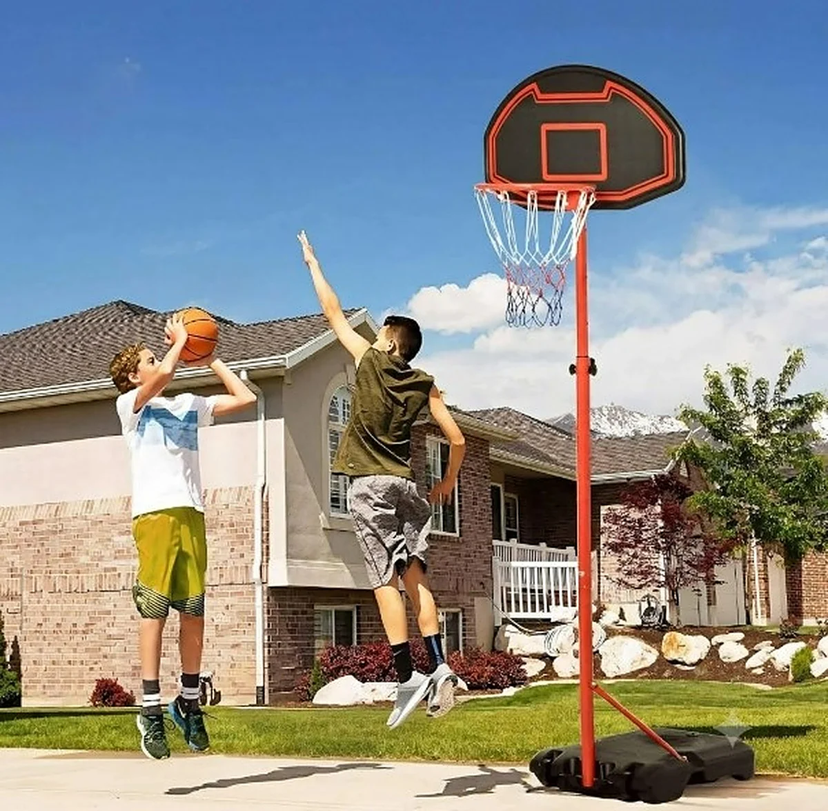 Disfruta del baloncesto a cualquier hora con estos aros y canastas regulables para jardín y garaje
