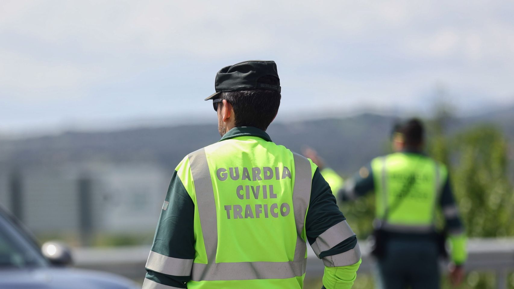 Muere un hombre tras ser atropellado en una carretera de Sevilla mientras cambiaba la rueda: el conductor se ha fugado