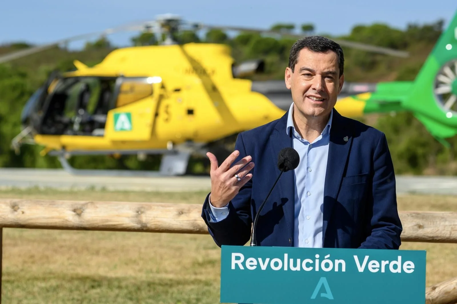 Juanma Moreno manda un mensaje de apoyo a sus «paisanos» de Alhaurín el Grande