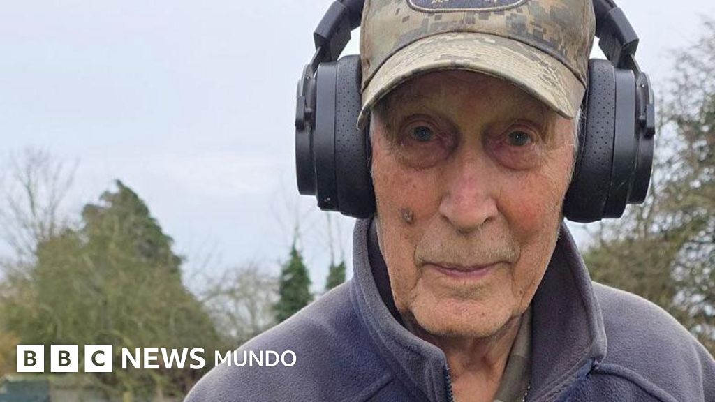 "Encontré una espada con una mano empuñándola"