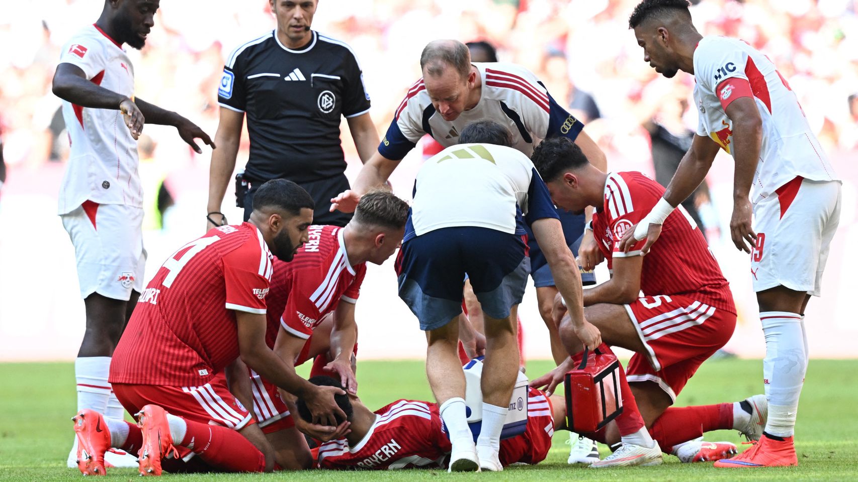 Jamal Musiala, jugador del Bayern Múnich, se desploma en pleno partido amistoso: la segunda vez en cuatro días
