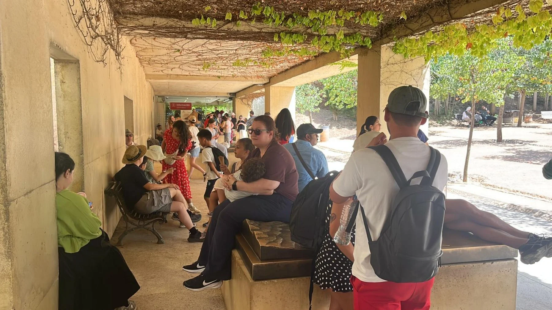 El gran temblor obliga a desalojar la Alhambra, pero no mueve a los turistas