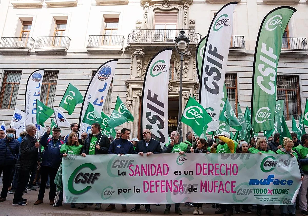 Muface despide su 'annus horribilis' con 65.000 funcionarios menos y la sombra de una reforma del modelo