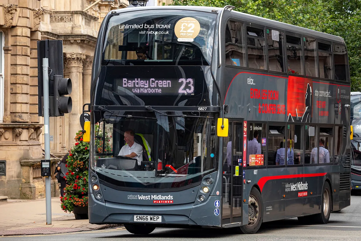 Los Cosmen hacen caja con el bus local de Reino Unido