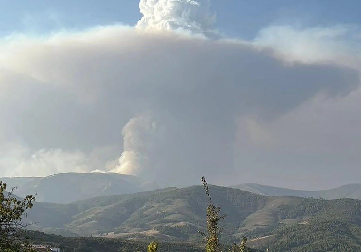 Más de 200 efectivos y 26 medios aéreos trabajan desde esta mañana en el incendio de Las Hurdes