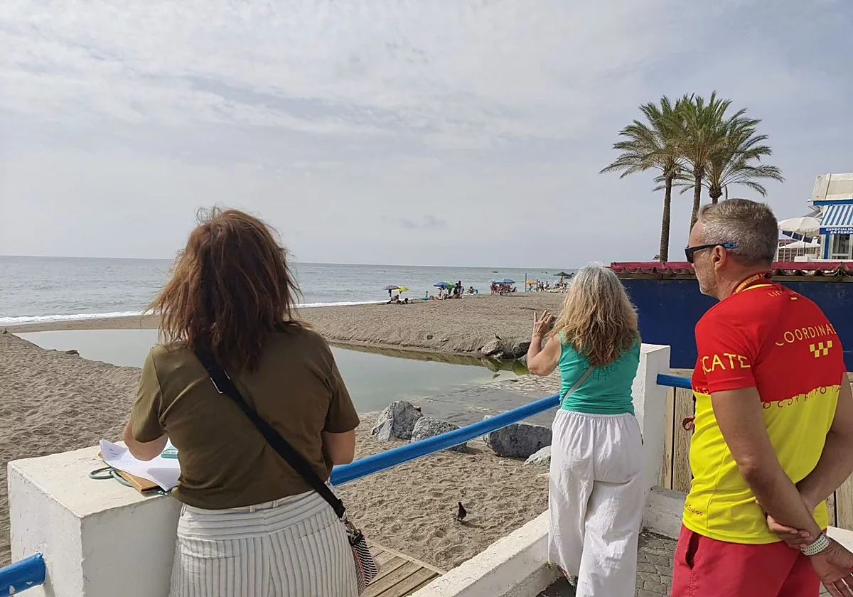 Benalmádena reabre sus playas cerradas pero aún no aclara la causa de las reacciones en la piel