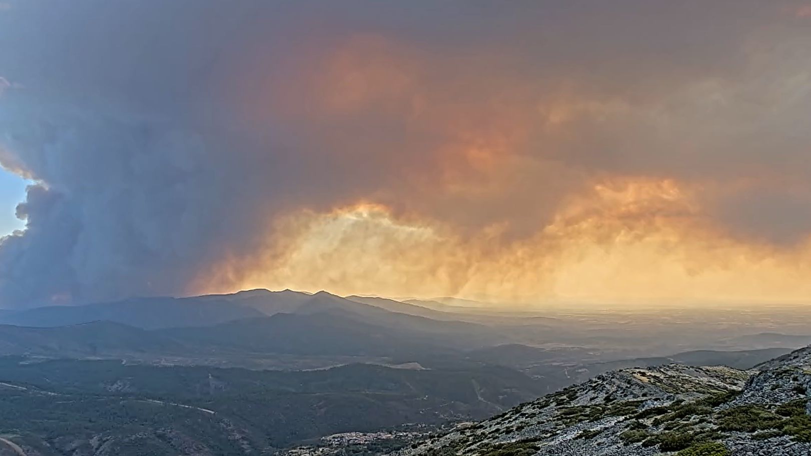 DIRECTO | El incendio forestal de Extremadura entra en Salamanca y eleva la alerta a nivel 1