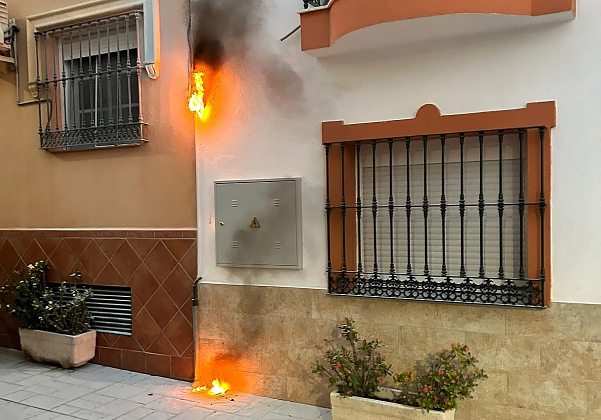 Alarma en una calle del centro de Alhaurín de la Torre por el mal estado del cableado eléctrico