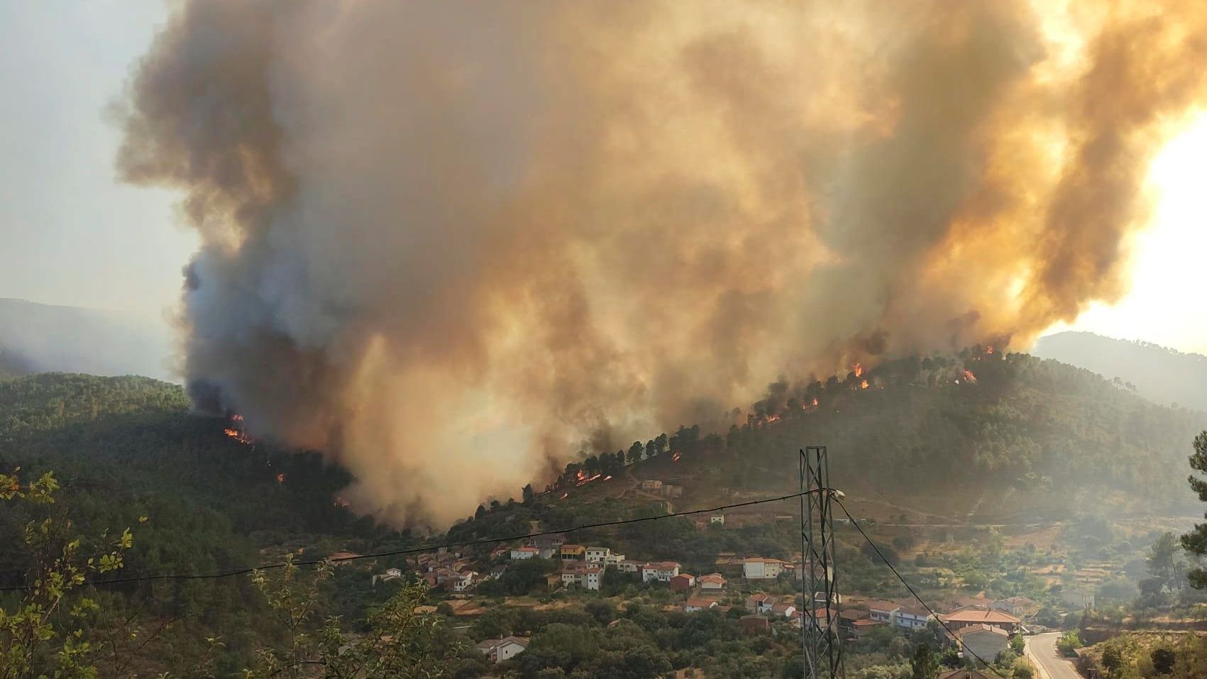 El fuego no da tregua en España: quema 2.200 hectáreas en Cáceres y preocupan los focos de Alicante y Pontevedra