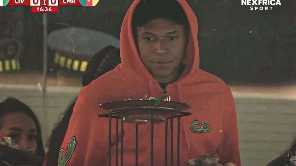 Sigue el tour de Mbappé por la Copa África: no se podía perder el partido de la que pudo ser su selección...<br>