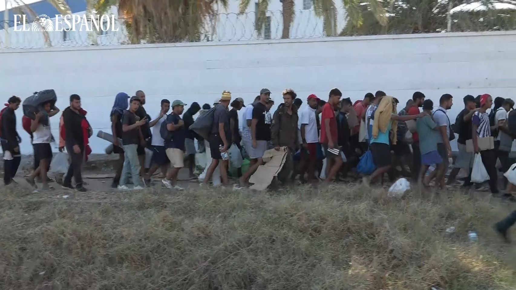 El Gobierno habilita ahora espacios en Ceuta para acoger a 1.800 migrantes y retirarlos de la playa del Trampolín