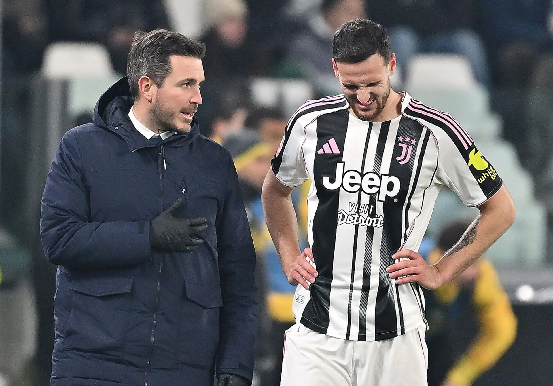 Un aficionado de la Juventus lesiona por accidente al jugador Federico Gatti tras invadir el campo