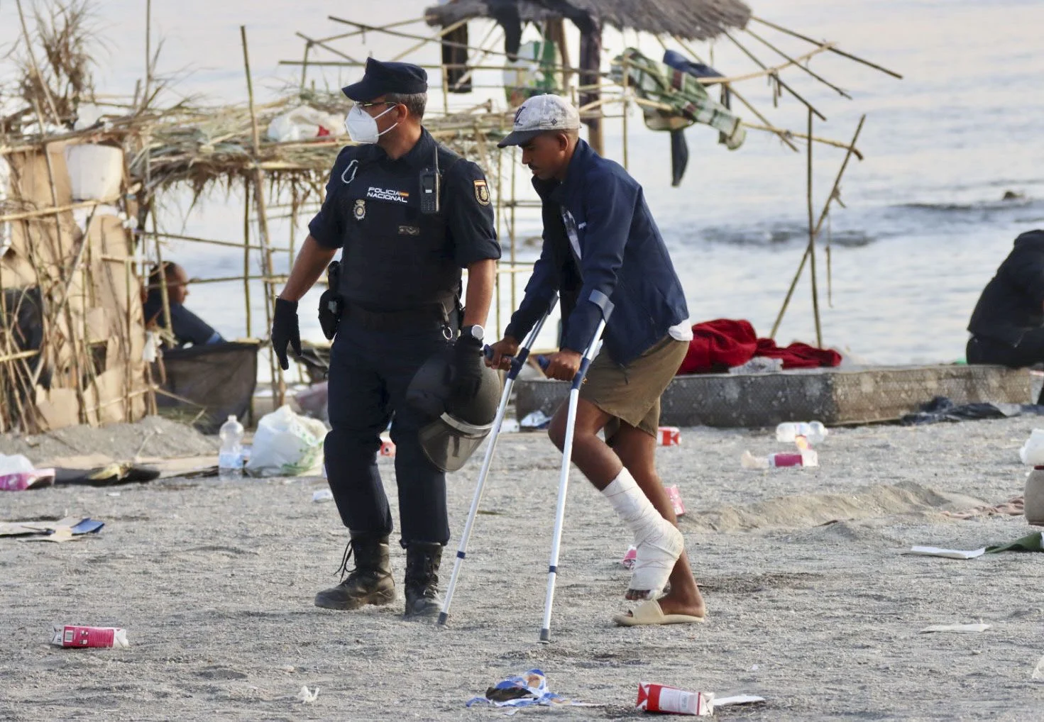 La Policía inicia el traslado de los migrantes asentados en la playa del Trampolín a los nuevos espacios de acogida en Ceuta