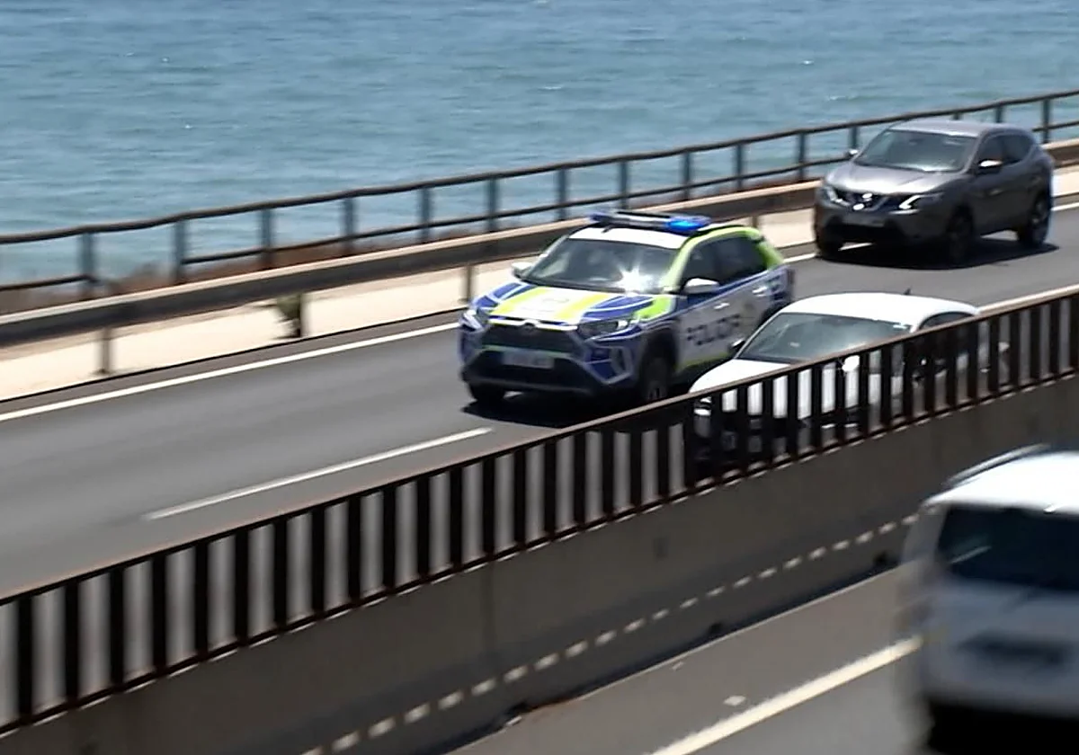 Persecución de Mijas a Torremolinos tras un Audi robado a punta de pistola: hay dos agentes heridos