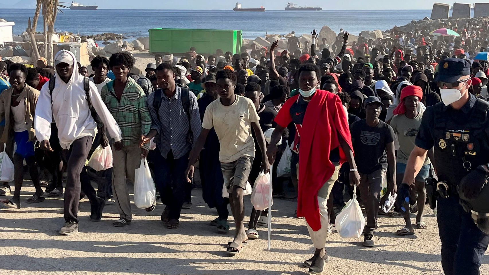 Bruselas insiste en "devolver" a Rabat a "todos los migrantes" de Ceuta y exige al Gobierno "más información" sobre sus "planes"