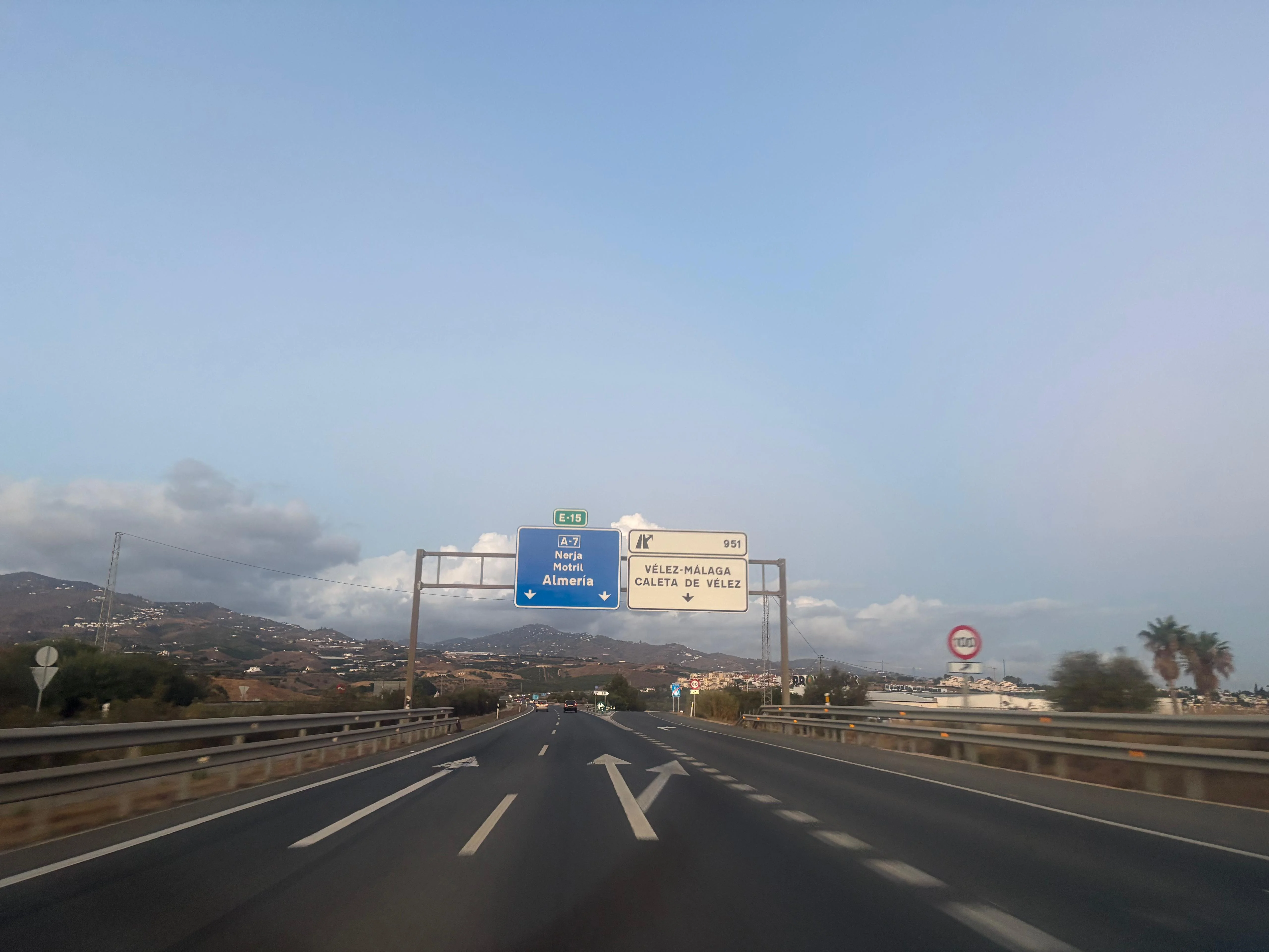 Investigan la muerte de un hombre de 36 años hallado en un vehículo parado en la A-7 en Vélez-Málaga