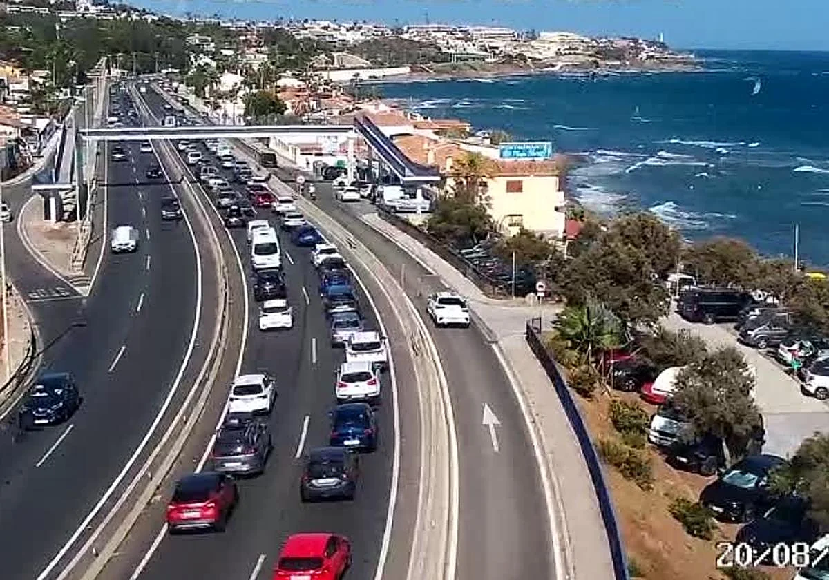 Tres kilómetros de retenciones tras colisionar un coche y una moto en la A-7 en Mijas