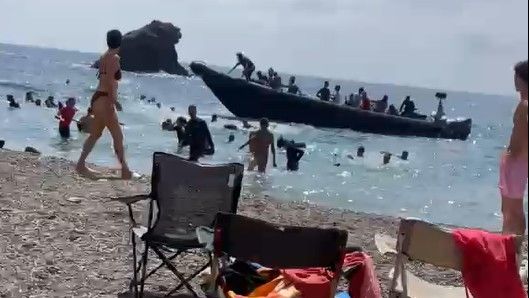 Miras se indigna con Marlaska por la patera que llega a una cala de La Manga con 62 argelinos "sin ningún control"
