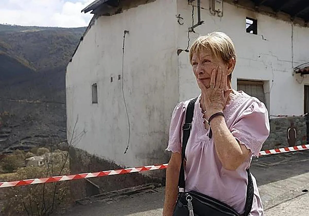 Los primeros vecinos regresan a sus casas tras el incendio en Las Hurdes: «Está todo quemado, es desolador»