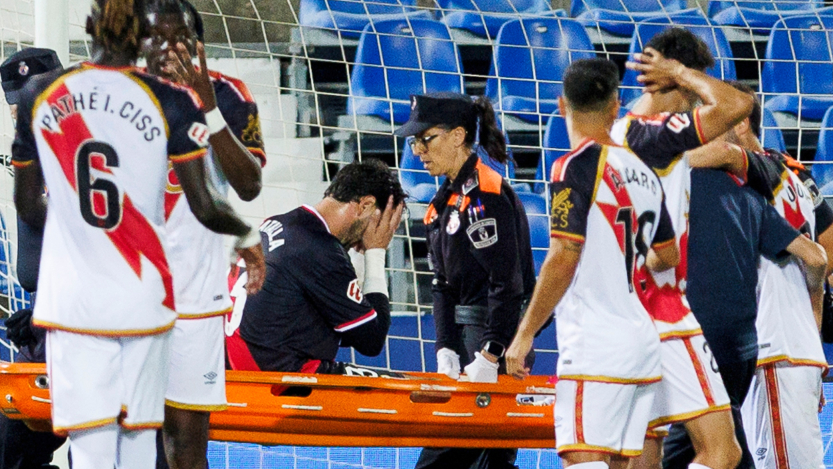 Doble mazazo ante el Alavés: Isi se retira en el minuto 15 y Batalla abandona el partido en camilla