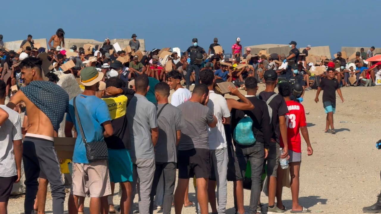 La playa de Ceuta vuelve a llenarse con más invasores escondidos tras el chapucero traslado de miles a las carpas