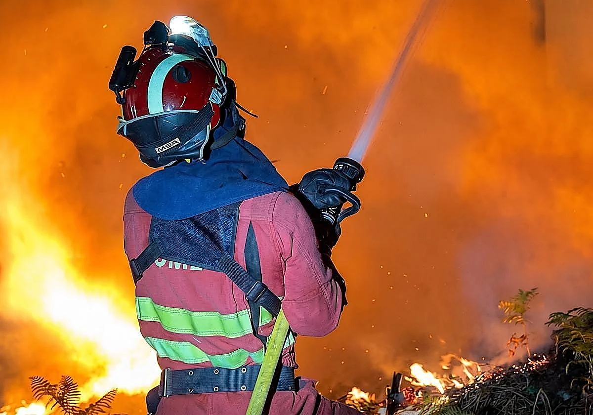 El incendio de Las Hurdes evoluciona favorablemente y permite el regreso a casa de los vecinos de Aceitunilla, Erías y Cerezal