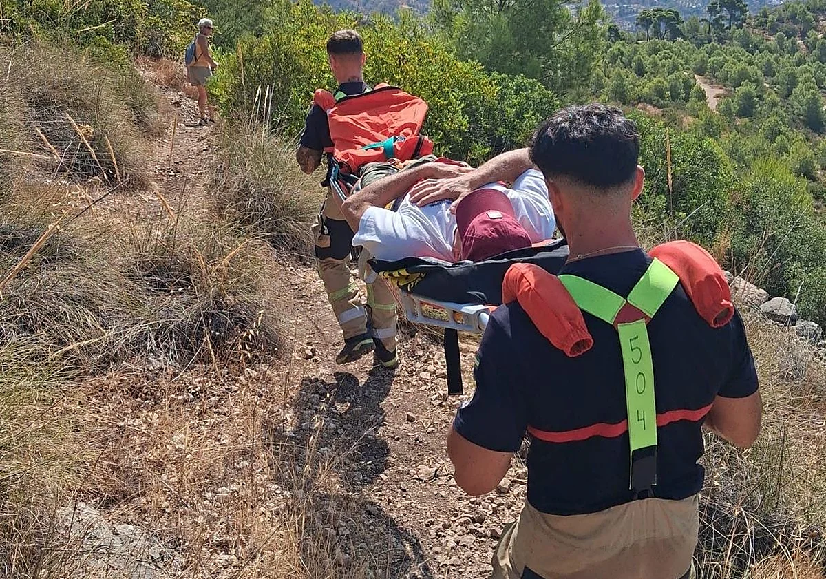 Rescate en camilla en Málaga: evacúan a un senderista tras sentirse indispuesto en el Monte de San Antón
